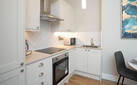 Modern 2 Bdr Apartment At Queens By Belfast City Breaks